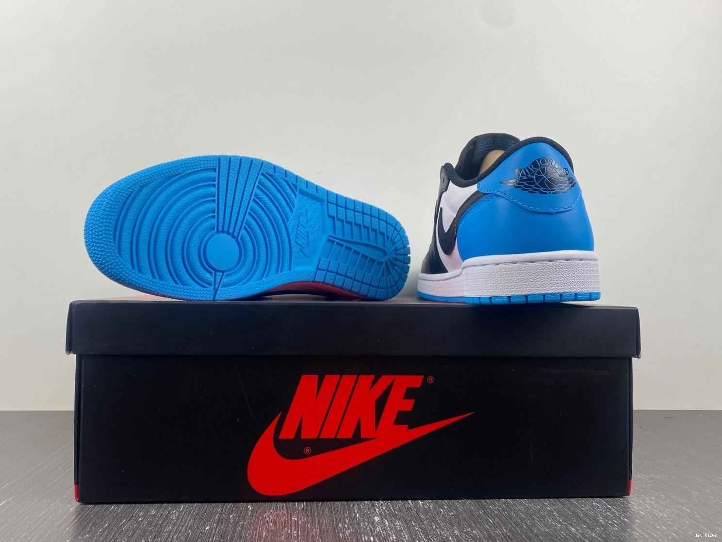 - UNC CZ0790-104 Low Retro 1 OG Jordan 0403